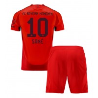 Bayern Munich Leroy Sane #10 Domáci Detský futbalový dres 2024-25 Krátky Rukáv (+ trenírky)